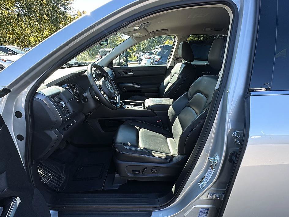 Certified 2025 Nissan Pathfinder SL FWD image 13