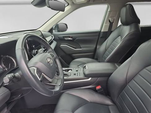 Used 2023 Toyota Highlander XLE AWD/4WD image 12