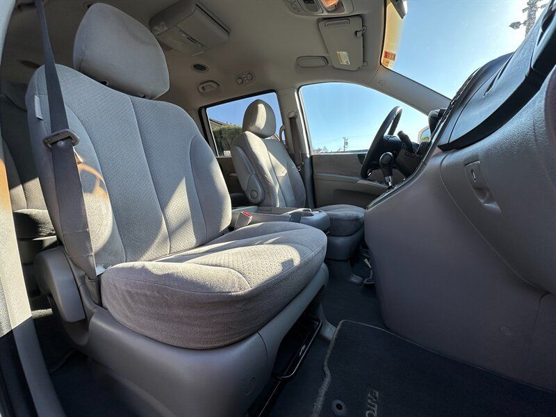 Used 2008 Hyundai Entourage GLS FWD image 13