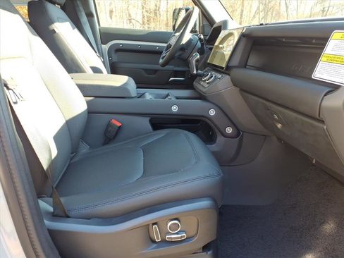 New 2026 Land Rover Defender 130 X-Dynamic SE image 3