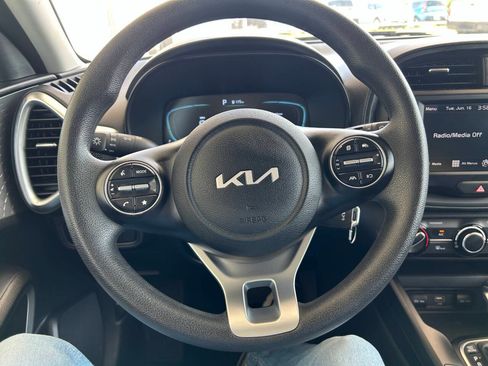 Used 2025 Kia Soul LX w/ LX Technology Package FWD image 16