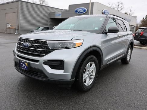 Certified 2023 Ford Explorer XLT image 3