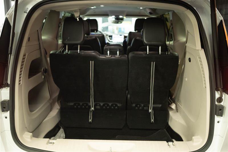 Used 2023 Chrysler Pacifica Touring-L FWD image 7