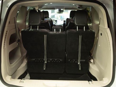 Used 2023 Chrysler Pacifica Touring-L FWD image 7