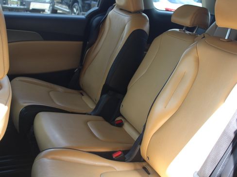 Used 2024 Kia Carnival LX FWD image 17