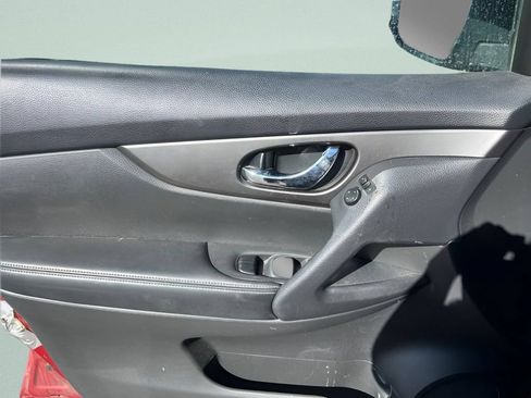 Used 2016 Nissan Rogue S FWD image 19