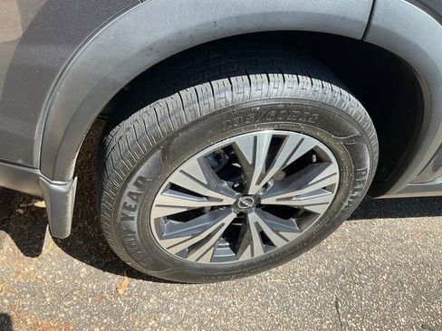 Used 2022 Nissan Rogue SV FWD image 11