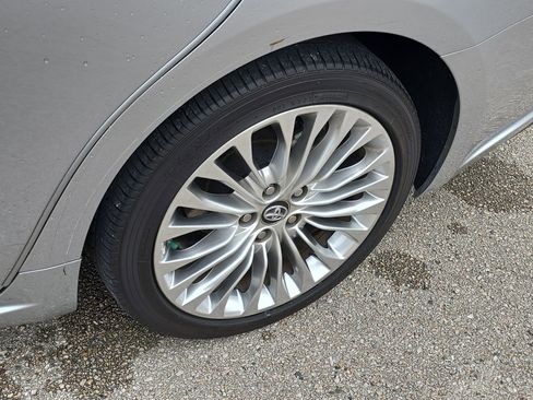 Used 2018 Toyota Avalon Limited w/ All Weather Liner Package image 10