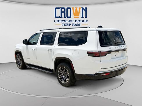 Used 2024 Jeep Wagoneer L Series II w/ Flexible Seating Group AWD/4WD image 5