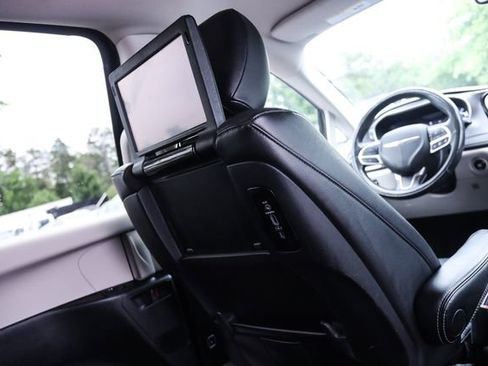 Used 2022 Chrysler Pacifica Touring-L w/ Uconnect Theater Family Group FWD image 61