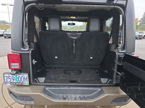Used 2017 Jeep Wrangler Sahara image 6