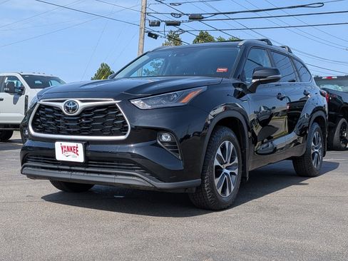 Used 2024 Toyota Highlander XLE AWD/4WD image 5