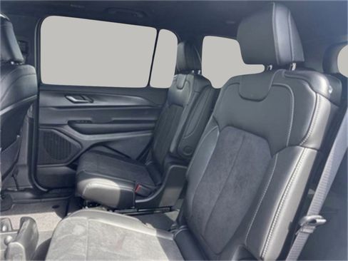 New 2025 Jeep Grand Cherokee L Altitude image 17