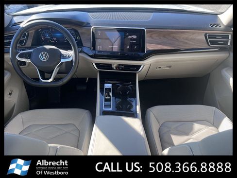 Used 2025 Volkswagen Atlas SE image 24