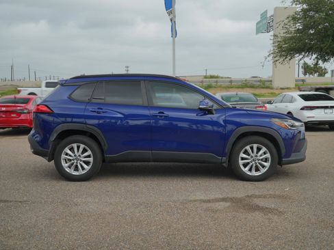 Used 2022 Toyota Corolla Cross LE w/ Moonroof Package FWD image 4