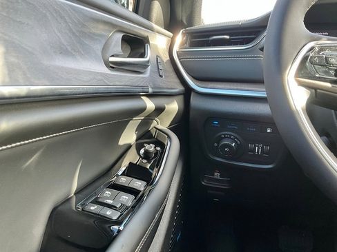 Used 2022 Jeep Grand Cherokee Overland image 22