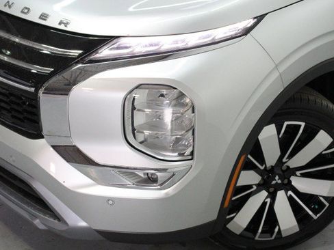 New 2026 Mitsubishi Outlander SE image 2