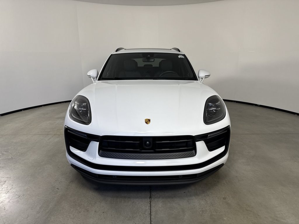 Certified 2025 Porsche Macan AWD/4WD image 10