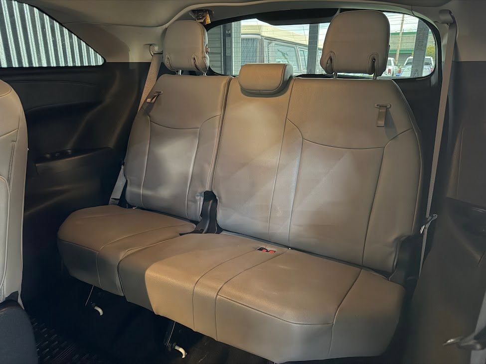 Used 2025 Toyota Sienna XLE FWD image 18