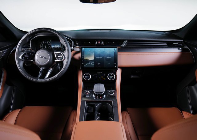 Certified 2025 Jaguar F-PACE R-Dynamic S AWD/4WD image 4