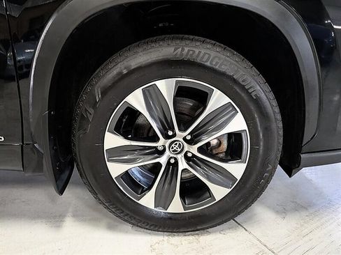 Used 2025 Toyota Highlander XLE AWD/4WD image 12