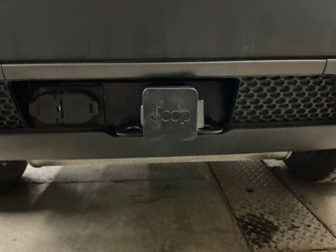 Used 2021 Jeep Cherokee Trailhawk w/ Sun & Sound Group image 10