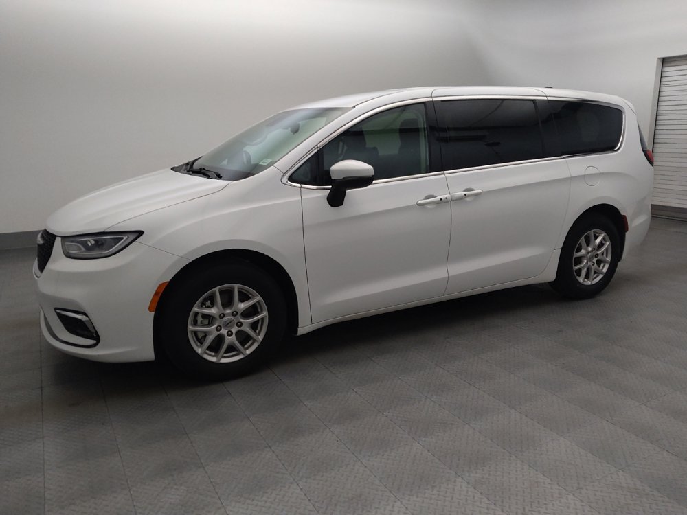 Used 2023 Chrysler Pacifica Touring-L FWD image 2