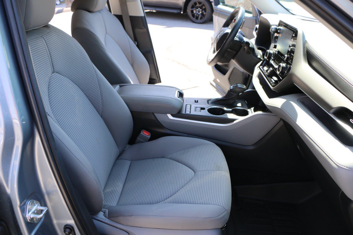 Used 2022 Toyota Highlander LE FWD image 24