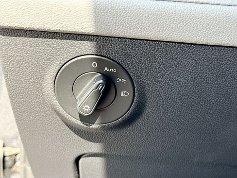 Used 2023 Volkswagen Taos SE w/ Panoramic Sunroof Package FWD image 35