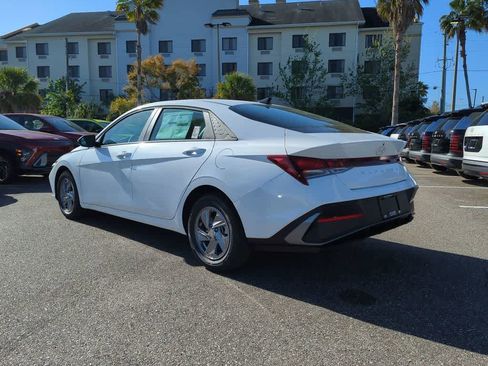 New 2026 Hyundai Elantra SE FWD image 4