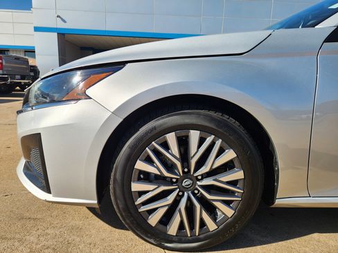 Used 2024 Nissan Altima 2.5 SV image 9