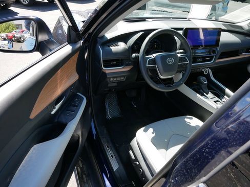 Certified 2025 Toyota Grand Highlander AWD image 10