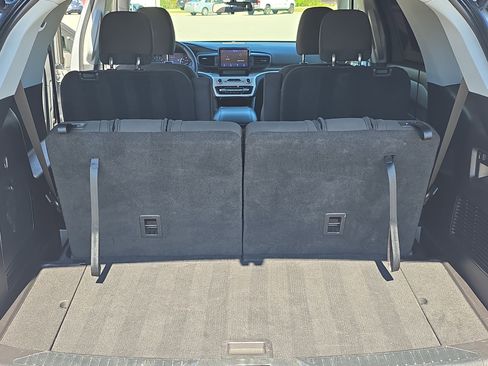 Used 2021 Ford Explorer XLT image 12