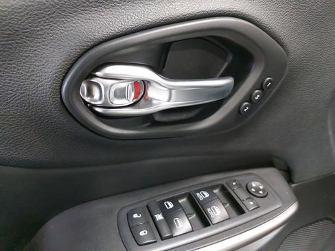 Used 2019 Jeep Cherokee Overland w/ Technology Group image 27