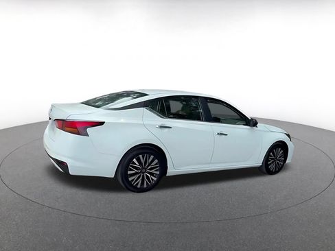 Used 2025 Nissan Altima 2.5 SV FWD image 15