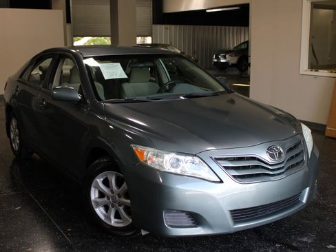 Used 2010 Toyota Camry LE FWD image 1