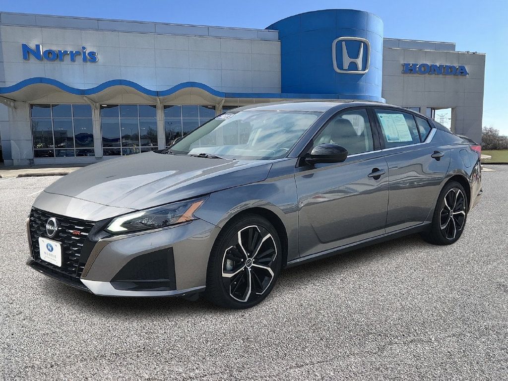 Used 2023 Nissan Altima 2.5 SR FWD image 2