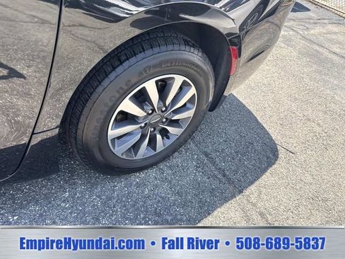 Used 2023 Chrysler Pacifica Touring-L FWD image 14