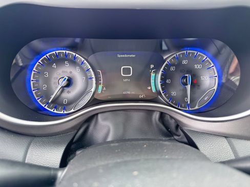 Used 2023 Chrysler Pacifica Touring-L FWD image 37