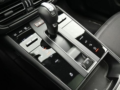 Certified 2025 Porsche Macan AWD/4WD image 21