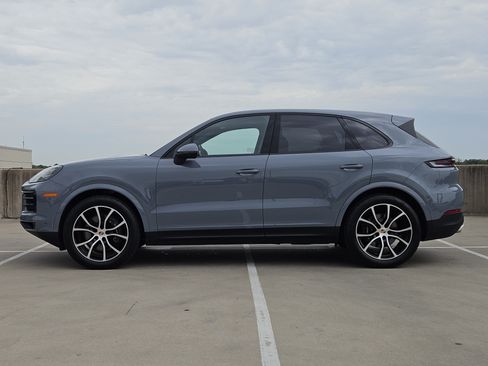 Used 2025 Porsche Cayenne AWD/4WD image 2
