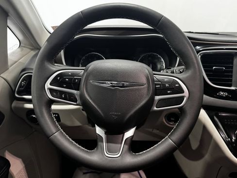 Used 2023 Chrysler Voyager LX image 4