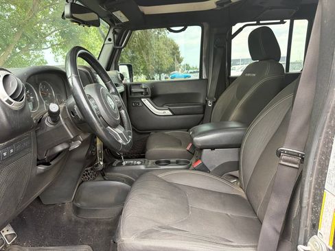 Used 2017 Jeep Wrangler Unlimited Rubicon w/ Cold Weather Group AWD/4WD image 15