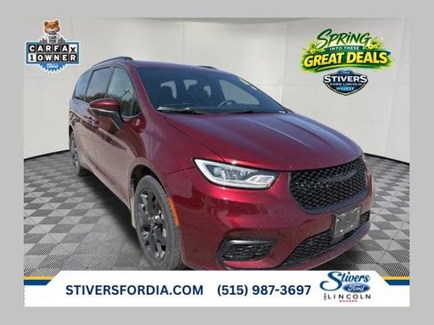 Used 2023 Chrysler Pacifica Touring-L w/ Uconnect Theater Family Group AWD/4WD image 1