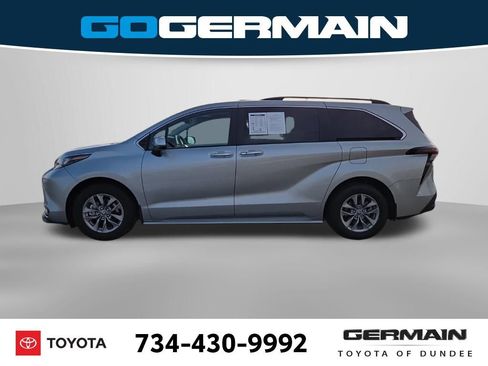Used 2025 Toyota Sienna XLE image 11