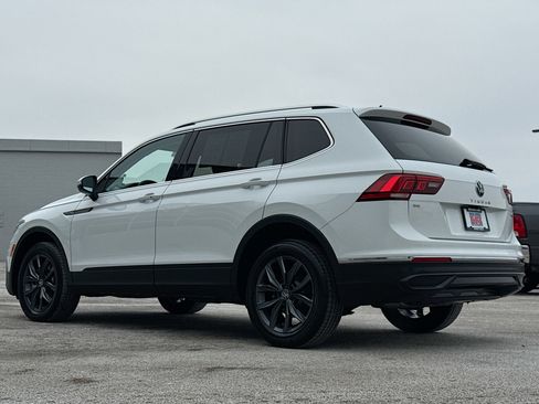 Used 2022 Volkswagen Tiguan SE w/ Panoramic Sunroof Package image 13