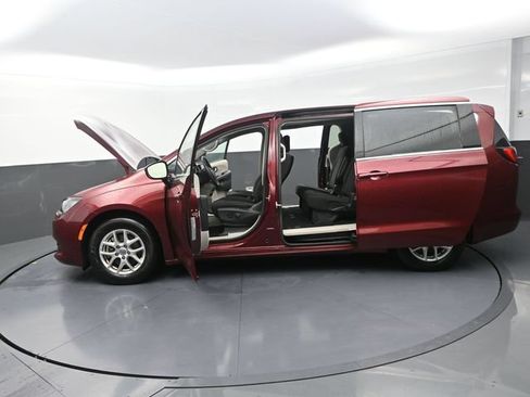 Used 2022 Chrysler Voyager LX FWD image 8