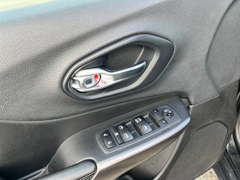 Used 2019 Jeep Cherokee Latitude w/ Popular Appearance Group FWD image 30