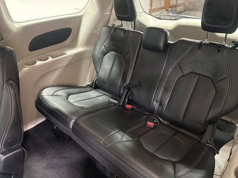 Certified 2024 Chrysler Pacifica Touring-L image 36
