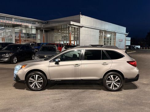 Used 2018 Subaru Outback 2.5i Limited image 2